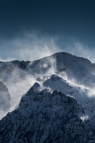 蓝天下的雪山